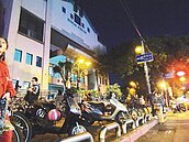 人行道停滿車　樹林車站「不友善」
