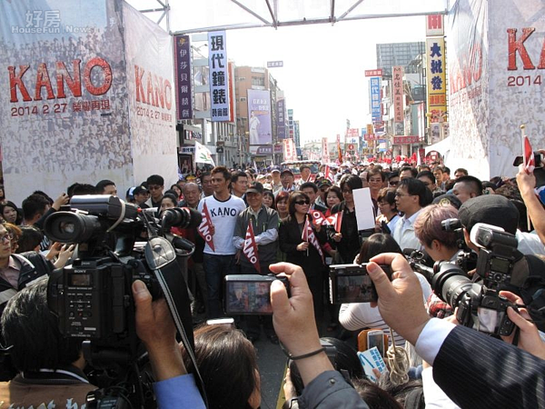 媒體爭相採訪KANO電影相關人員。(圖/記者郭政隆攝)