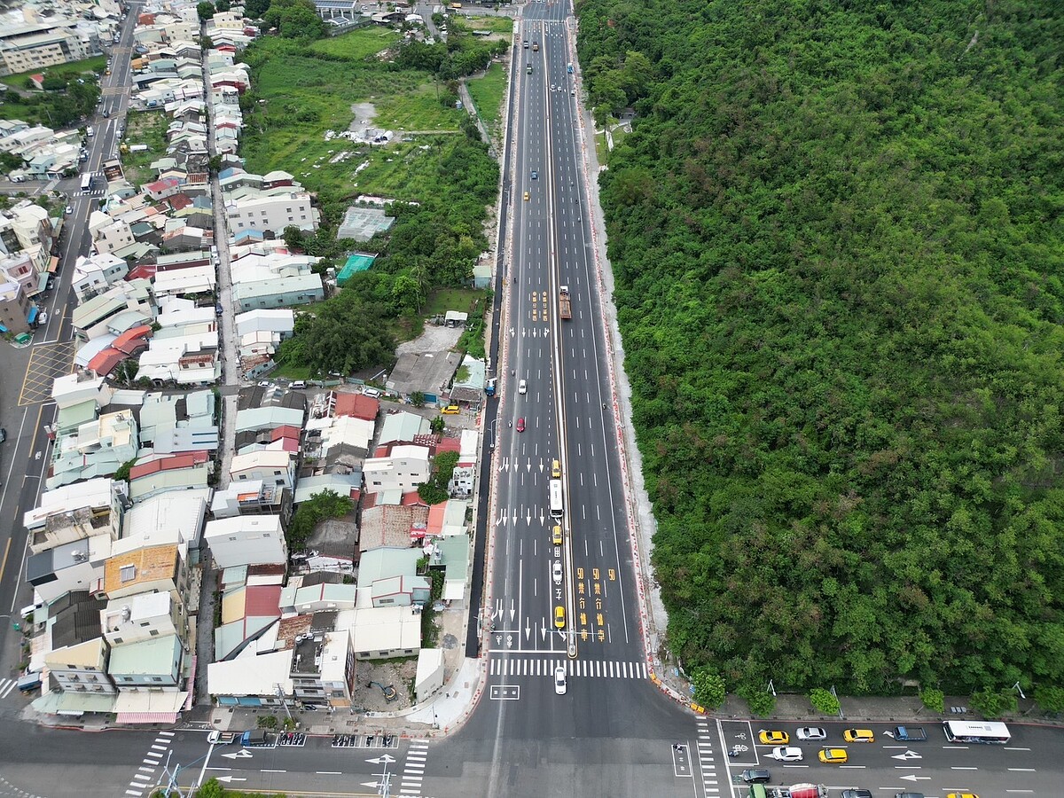 翠華路拓寬工程正如火如荼展開,日前南北雙向各四車道路面鋪設及標線已完成。圖/高雄市政府提供