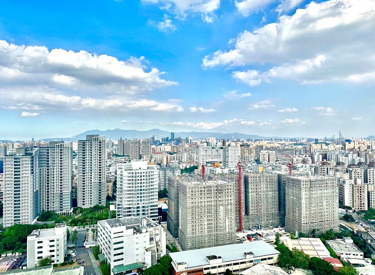 永慶房產集團統計新北市九大重劃區近1年的預售屋和成屋大樓的平均單價價差,仁義重劃區兩者相差近30萬元,為榜上最大。房市示意圖/永慶房產集團提供