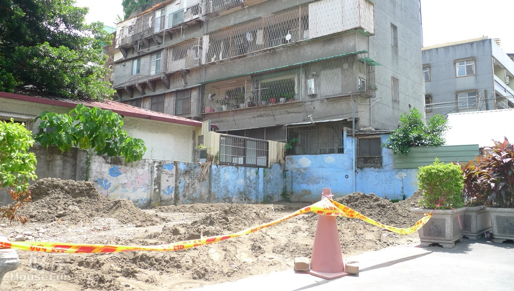 過去曾有找人頭承租廠房、空地,繳納押金或1至2個月租金後,立刻進場傾倒廢棄物,接著逃逸無蹤,這幾年類似手法一度減少,沒想到近半年來,在高雄死灰復燃。(好房資料中心)