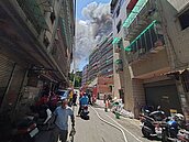 五股成泰路一段建築工地火警　強風火勢猛烈...搶救中