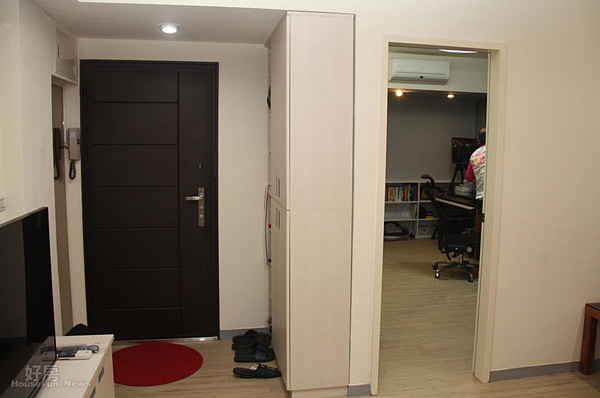 
2.儘管22坪室內空間寸土寸金，不過大愷還是在玄關處規劃了簡單的穿衣鏡與多功能鞋櫃。