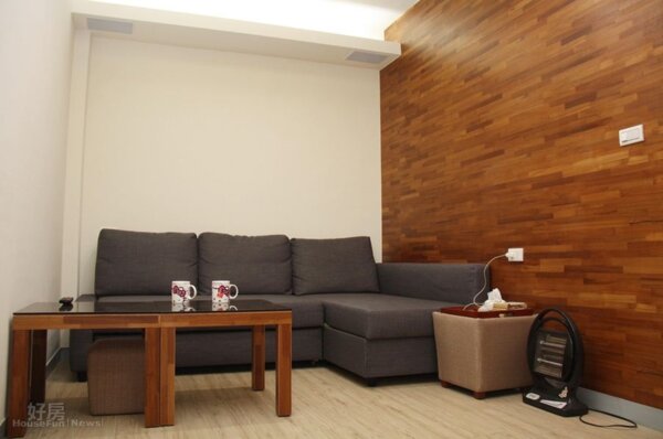 
3.客廳空間雖然不大，但搭配不同色系的原木地板與牆面、搭配沙發與木茶几等簡單佈置，輕鬆營造出一股溫暖的空間感
