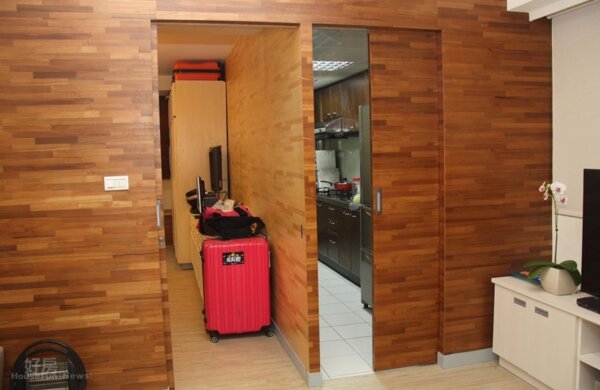 
5.主臥房與廚房皆採用與原木牆面相同材質的拉門設計，當把門拉上時除能保有隱私、亦為各個空間做出區隔。