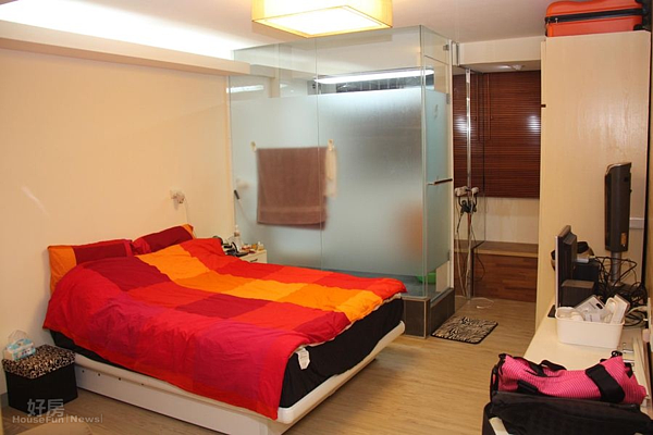 
6.由於偏愛寬敞臥房空間，大愷特地將主臥房規劃成將近兩個客廳大，裡頭甚至還有足夠空間擺沙發、電視櫃、以及一套獨立衛浴室。