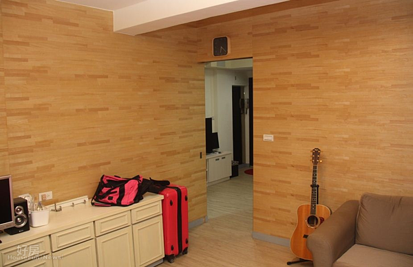 
7.樓梯階的木板貼皮、牆面水泥板…等全為大愷一片片親自貼上的。