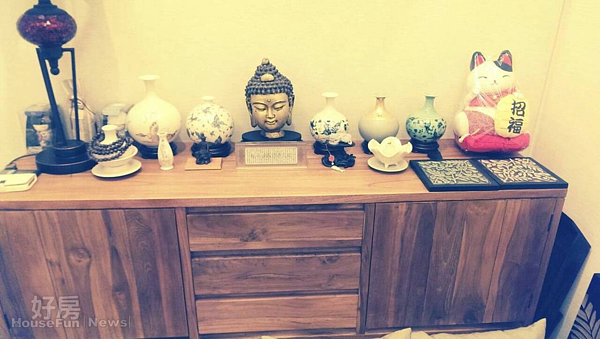 
4.和室的櫃子上擺放許多從日本帶回的收藏品。