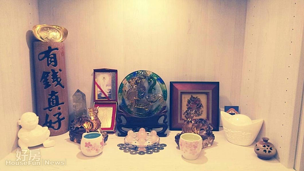 
5.鞋櫃上方是蘇霈家的財位，除了供奉五路財神，還有粉紅水晶招人緣。
