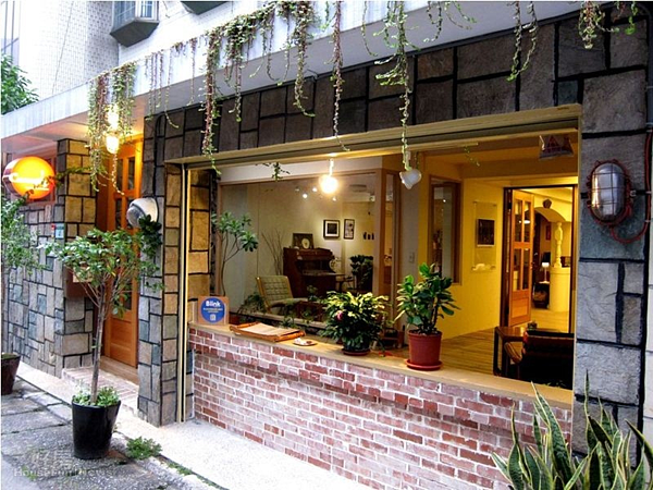 婆娑的外觀,從半開放的庭園可以直接看到咖啡館內的環境。