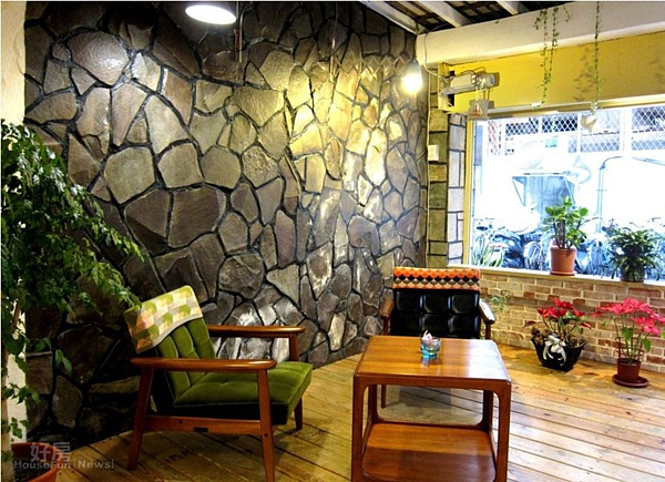 店主利用空間設計,將庭園設計成半室內半戶外的空間。