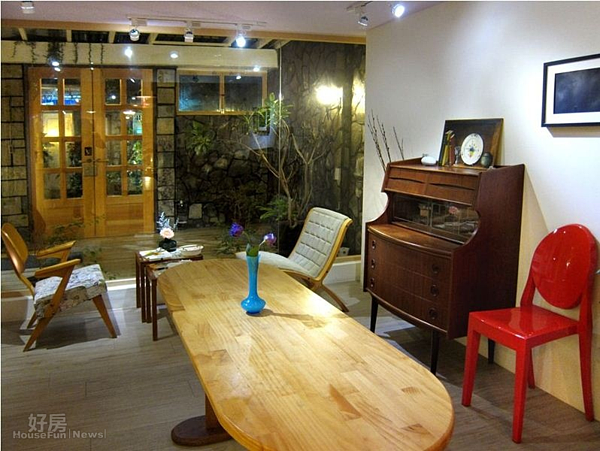 原屋的傳統窗戶被店主修改為一片大玻璃牆,讓陽光可以照射進屋內。