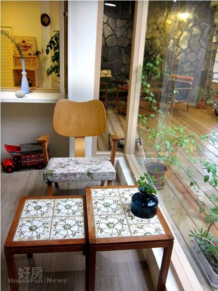 
窗邊的座位，陽光與花影，甚是舒適。