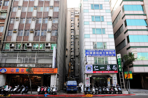 林森北路與民生路交叉口狹窄基地。(好房News記者 陳韋帆/攝影)