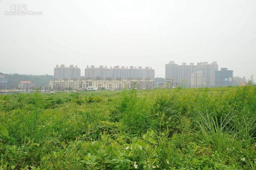 淡水區一片荒涼空地。(好房News記者 陳韋帆/攝影)