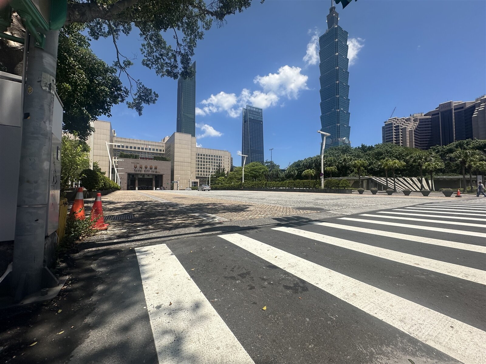 為讓都市降溫,北市府斥資約8億多元要將市民廣場大改造,盼成可以「深呼吸的公園」,都審會今舉行專案會議討論,提出封閉市府路,擴增松信路車道、增建遊戲場館等設施,但委員認為,設計過於人工化、硬鋪面比例仍過高應更自然。記者洪子凱/攝影