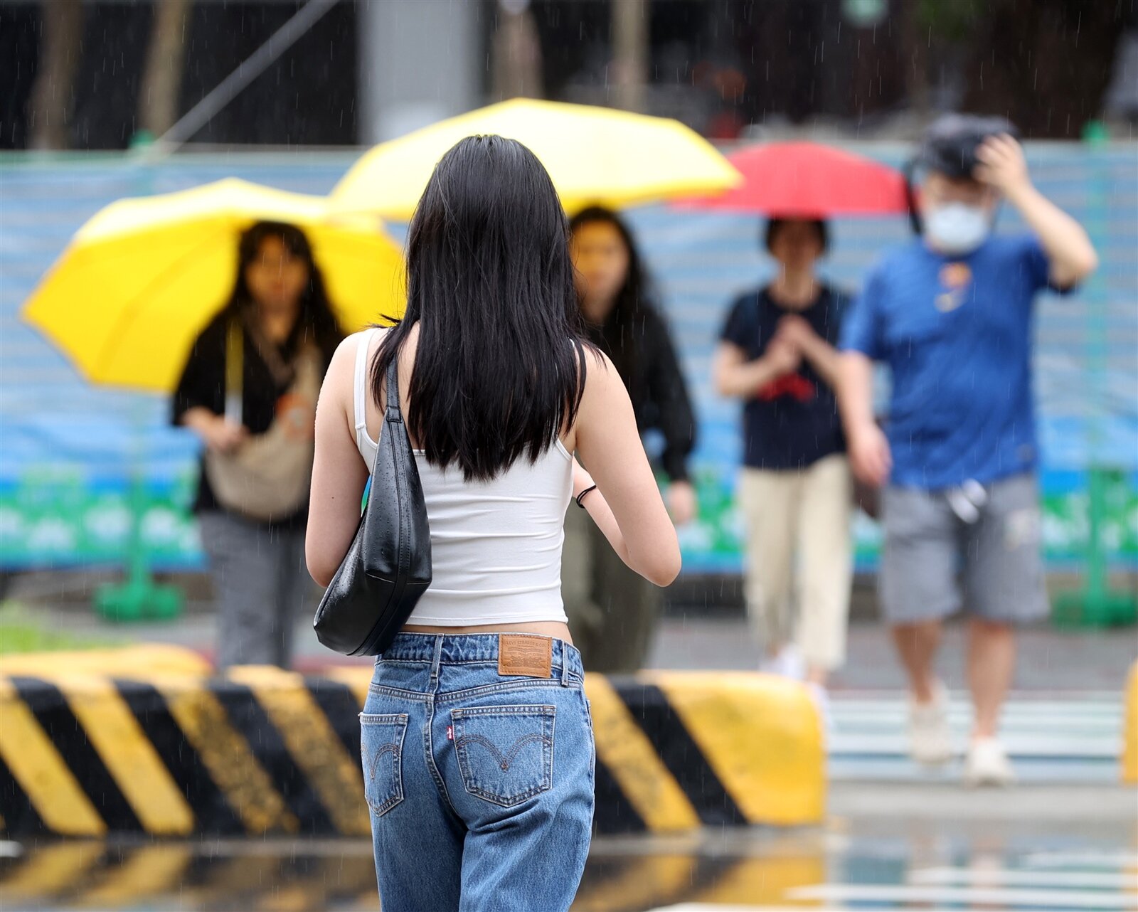 午後山區及嘉義以南近山區平地,偶有局部短暫陣雨或雷雨的機率;東半部、恆春半島亦偶有零星降雨的機率。本報資料照片