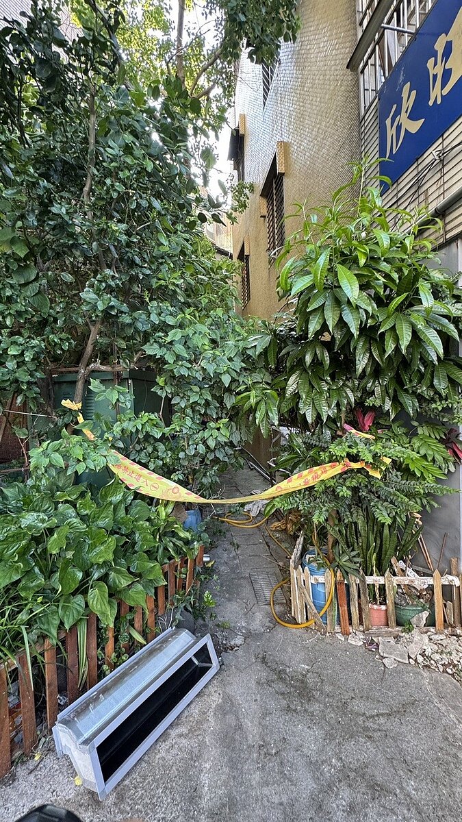 呂男自6樓墜下命危送醫,警方到場拉起封鎖線採證。圖/記者黃子騰翻攝