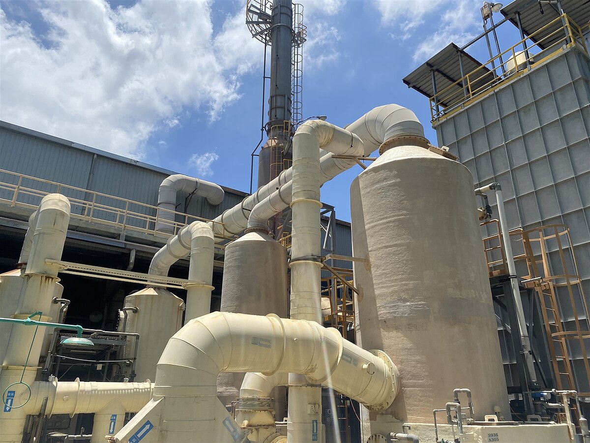 高雄本洲產業園區一家廢觸媒處理工廠的洗滌塔長期未開啟,鹽酸氣未經處理排放,高市環保局將依空汙法開罰。圖/高市環保局提供