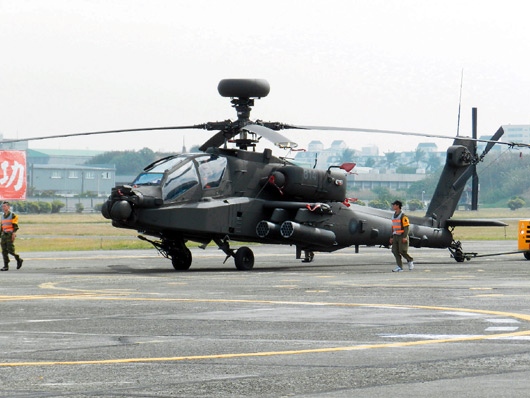 一架AH-64E阿帕契攻擊直升機上午進駐桃園龍潭601旅，其他11架阿帕契明起陸續機動北上，北部作戰區添王牌。 圖為阿帕契直升機在台南歸仁訓練畫面。 記者洪哲政/攝影