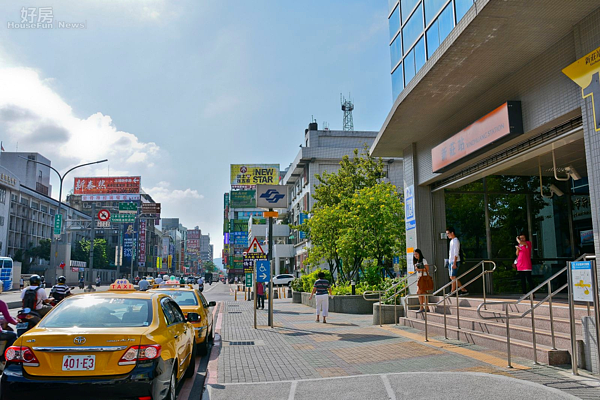 捷運新莊站一號出口,路上隨處可見建案帆布廣告。(好房News記者 陳韋帆/攝影)