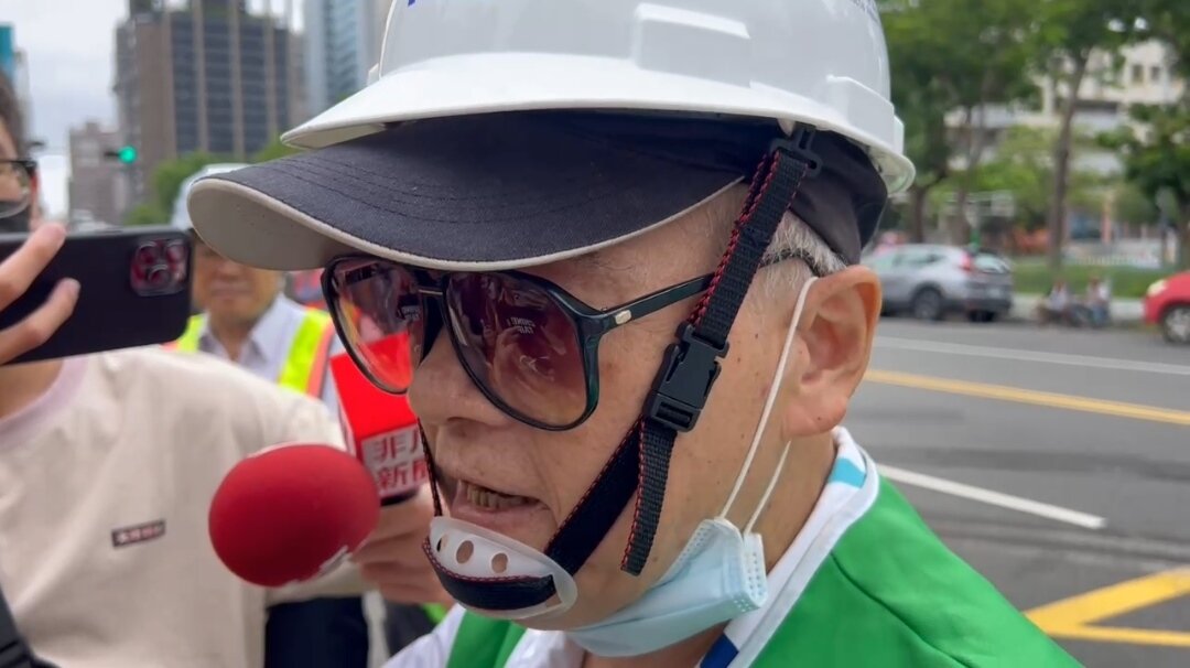 高雄市前金區巷口道路出現崩塌,建築師林文徹說出原因。記者張議晨/攝影