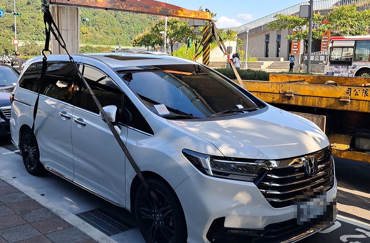 士林分署日前與北市府停管處合作,透過路邊停車格收費系統比對車牌號碼,今年7月3日發現錢男名下一輛白色汽車停放台北市內湖區成功路五段某停車格內,立即派員前往查封並拖吊。記者李隆揆/翻攝