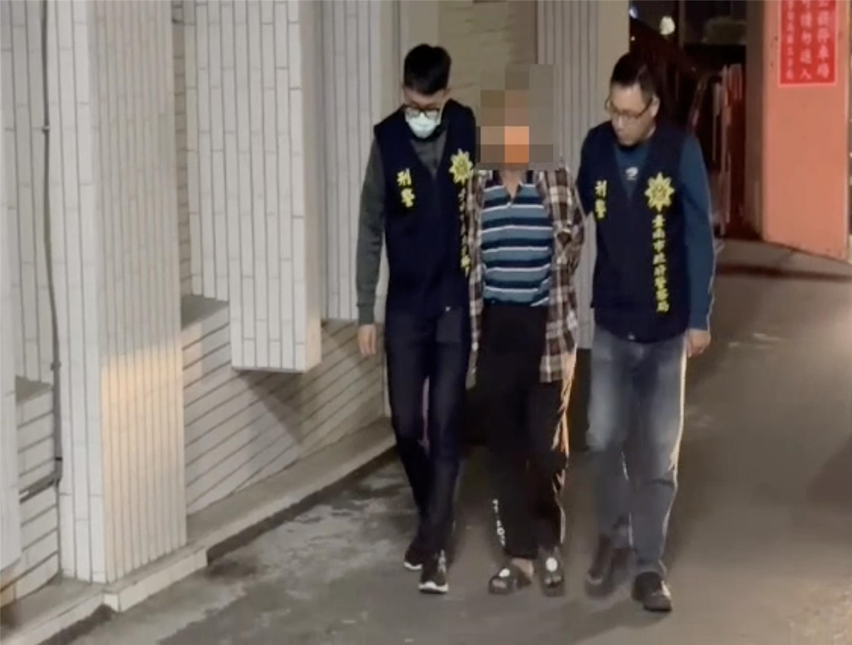 台南地院國民法官法庭今開庭,鄭男認罪外,稱壓制2、3分鐘而已,見對方鎮定後他趕快跑到派出所叫人來處理。記者邵心杰/翻攝