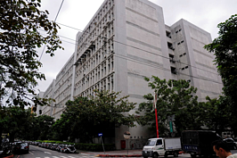 廠區住宅不僅有違規的疑慮，空氣汙染與噪音也十分嚴重，更由於工廠時有大卡車出入，會嚴重危及步行及行車安全。（圖文/好房News記者 陳韋帆）