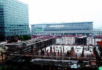 南港展覽館二館就在現在館址旁，原為停車場，已於前年7月動工興建，預計今年底完工，並趕在2015年台北國際工具機展之前正式營運。 記者徐兆玄／攝影