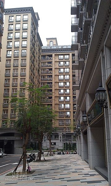 3.歐洲村的街道規劃整齊,人行道的建材都使用花崗岩,建築外觀類似巴洛克華麗風。