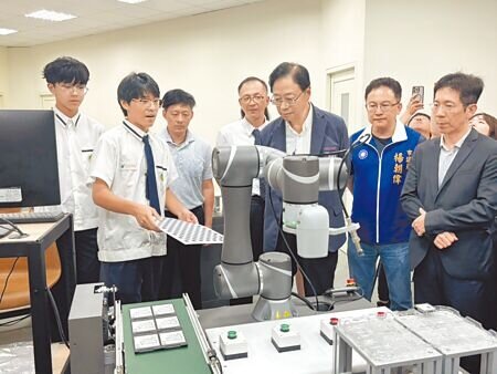 桃園市長張善政(右三)9日出席「高中智慧AI科學教育中心」揭牌儀式,透過與達明機器人合作,學生能夠操作產業級機器手臂,累積實務經驗與職涯探索力,強化產學合作。(姜霏攝)