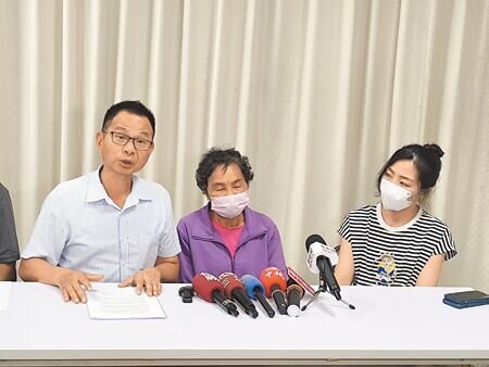 劉姓母女在台中市議員陳清龍(左一)陪同下,出面指控鄧姓保險經紀人讓她們投入1000萬元買保單,卻疑似遭詐騙,要告鄧男詐欺。(李京昇攝)