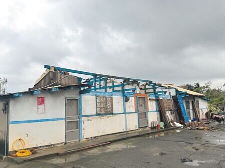 丹娜絲颱風重創台南溪北地區,全市6700戶民宅屋頂不是遭全部「吹毀」就是半掀開,近日又連續降雨,真實上演「屋漏偏逢連夜雨」景況。(曹婷婷攝)
