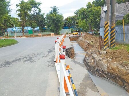 高雄市左營區合群、建業與自治社區周遭,同時有多項工程進行,造成道路明顯損害,居民抱怨形同遭到「四面圍城」影響出入,更有安全隱患。(任義宇攝)