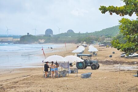 
丹娜絲颱風雖已在7日出海，但9日墾丁最熱鬧的南灣沙灘浪高超過1公尺，遊客稀少。（羅琦文攝）
