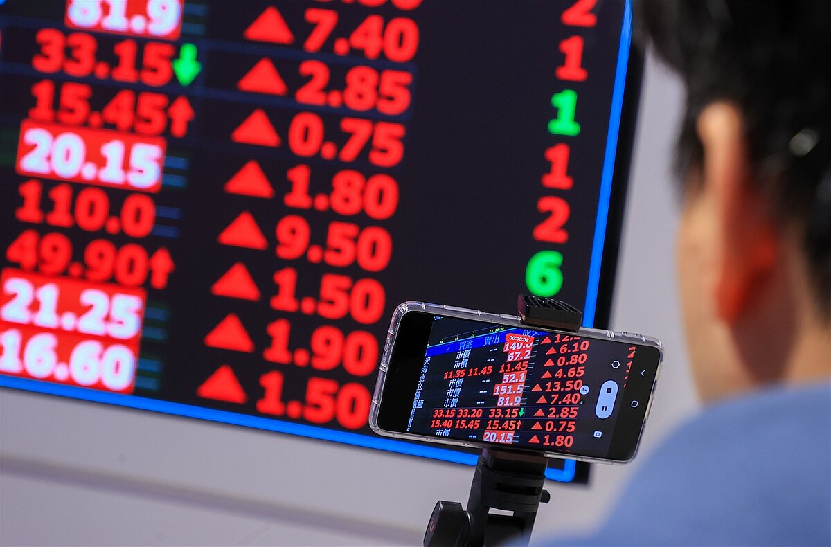 台股9日收盤擺脫上午低迷走勢,在大型權值股領軍下強勢反彈,加權指數終場大漲164.74點,收在2萬2527.01點。本報資料照片