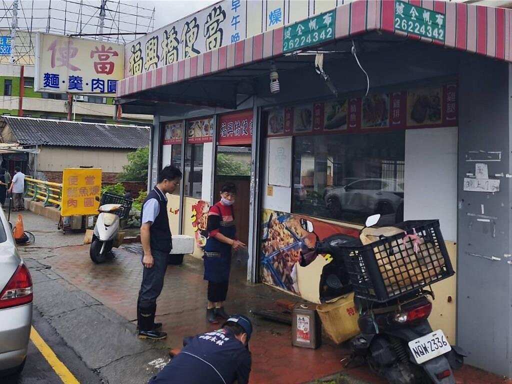 台中市沙鹿區9日沙田路、光華路及鎮南路等多處路面積水,還有3處民宅或店面進水。對此,沙鹿區長張世祺(左)表示,已加緊恢復中,並提醒明後兩日也許還有類似急降雨天氣,民眾行經積水熱點道路時,若遇大雨,可選其他道路通行。圖/台中市民政局