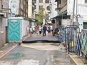 高雄路面現大洞　524戶衰停電