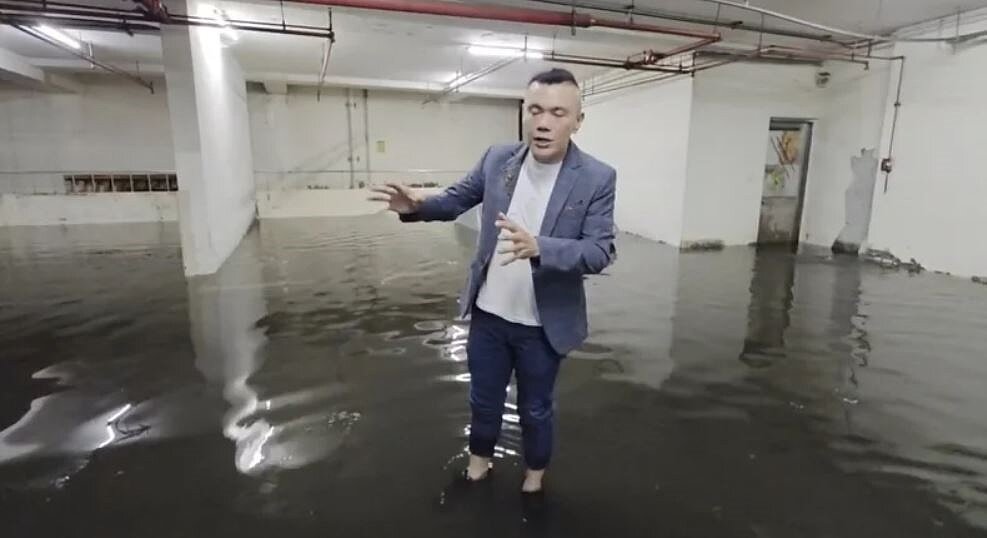 台中市議員江和樹說，大里運動公園地下停車場淹水嚴重。圖/江和樹提供
