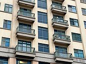 鄰居愛掛布條…「這房還能買？」掀網戰　建管處說話了