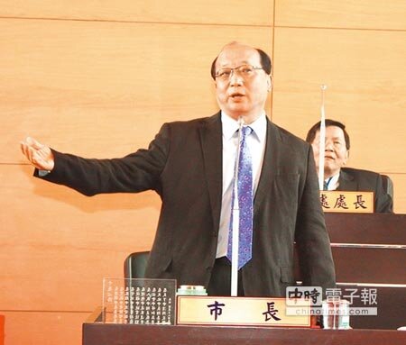 台中市胡志強7日表示，「如果初選輸了，會尊重機制」。（盧金足攝） 