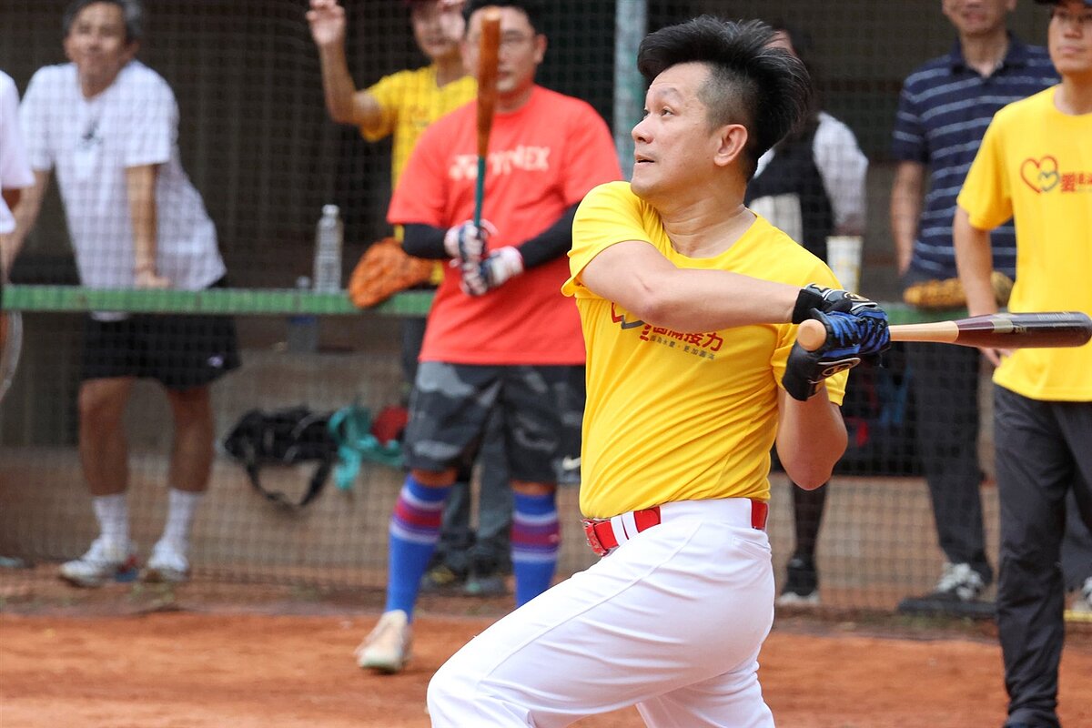 永慶慈善基金會董事郭銘揮也下場與小球員們切磋球技。圖／永慶房產集團提供