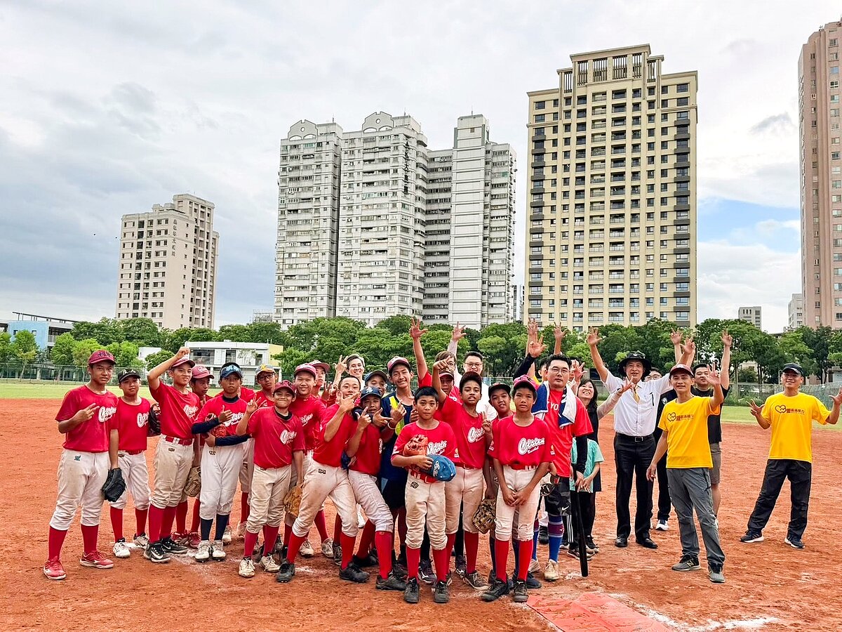永慶不動產、永義房屋高雄經管會以實際行動支持高雄七賢國中棒球隊，希望號召更多人一同為孩子們的夢想加油。圖／永慶房產集團提供