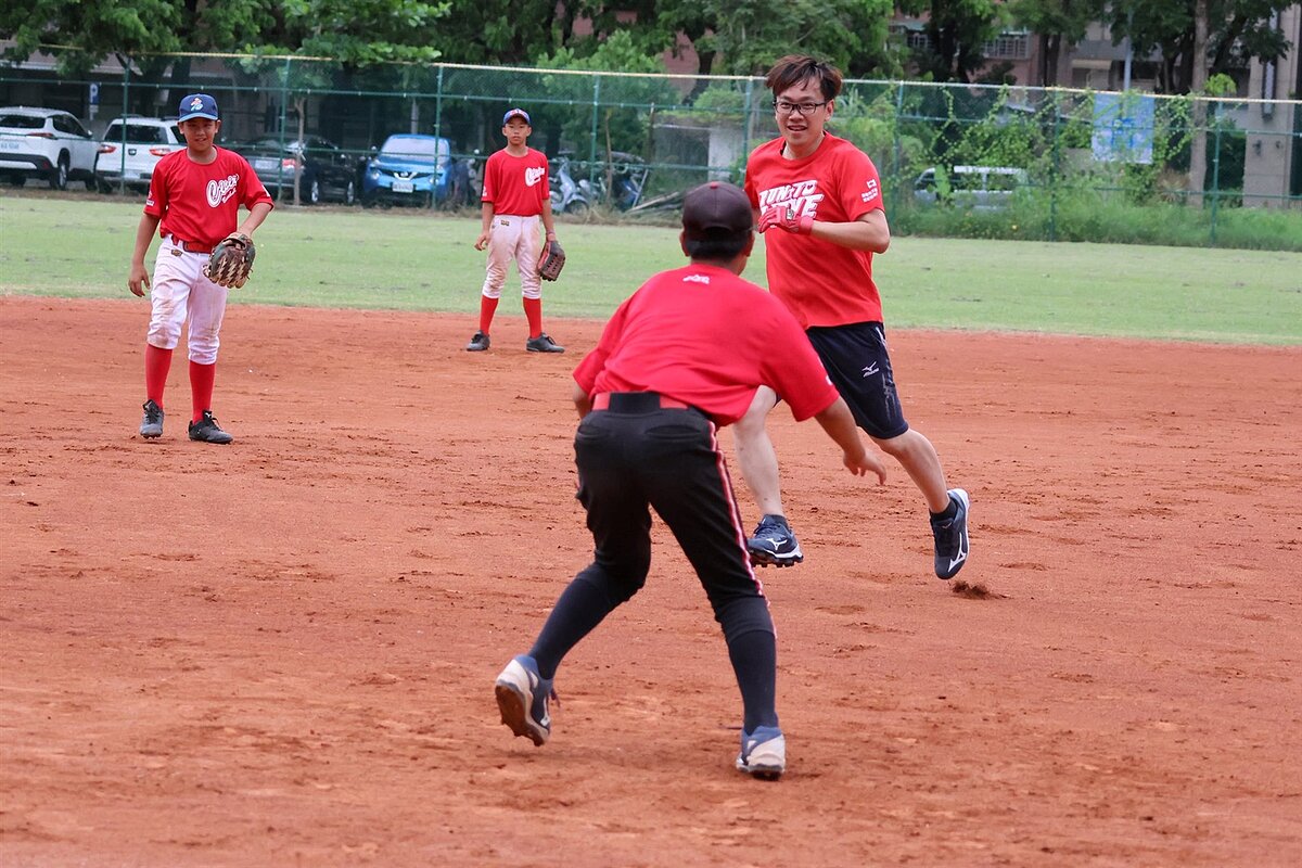 捐贈儀式後，永慶不動產、永義房屋高雄經管會幹部與七賢國中棒球隊進行友誼賽。圖／永慶房產集團提供
