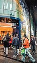 GAP旗艦店開幕　人潮不如預期