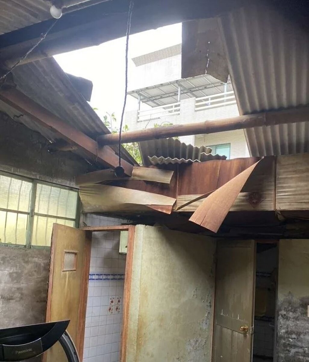 陳姓女住戶說,目前大屯社區這邊像一片荒島,家裡屋頂被丹娜絲吹翻,還找不到人可以修,又持續暴雨,只能讓雨下到房子裡。圖/陳女提供