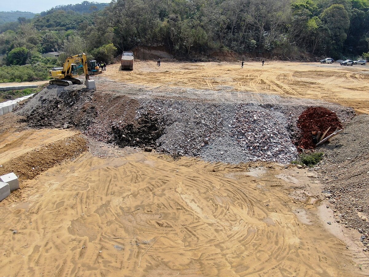 新竹縣羅姓地主長期勾結環保公司、工地與運輸業者,將北部營業廢棄物傾倒於寶山鄉知名的「ㄅㄆㄇ猴園」舊址,非法獲利逾2542餘萬元。圖/檢方提供