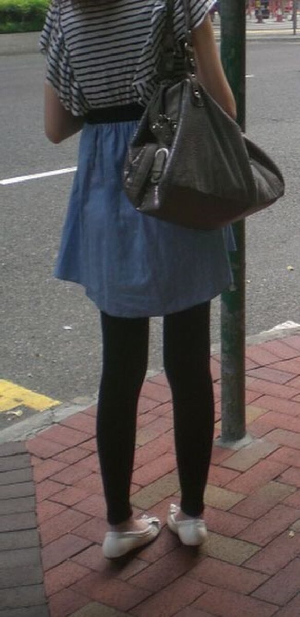 寬鬆舒適及透氣才是機上穿著的首選。緊身褲示意圖／維基百科