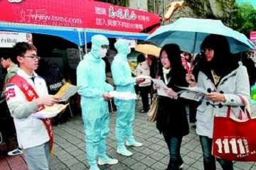 企業徵才博覽會,吸引眾多學子;台積電等企業出動員工穿上無塵室服裝吸引求職者。記者潘俊宏/攝影